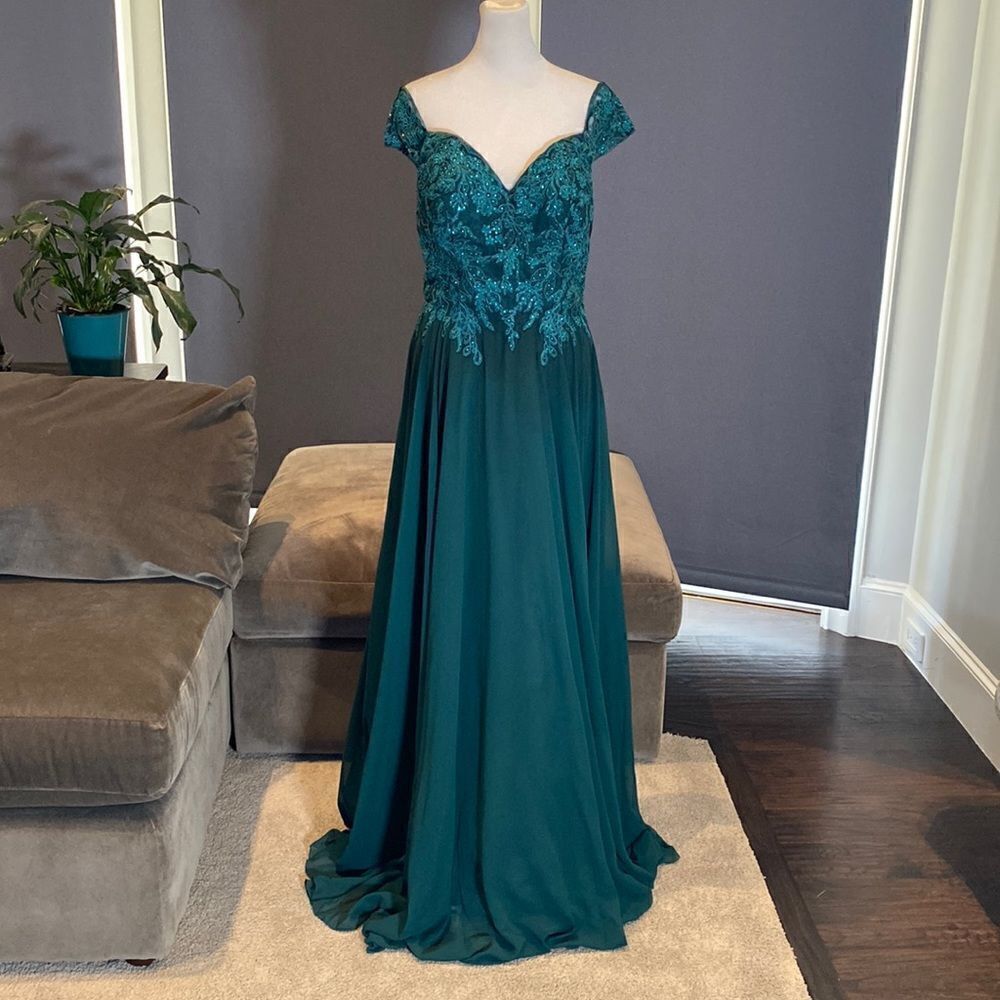 Women’s Green Full length Chiffon Dress with Sparkles & Zip Up Back Size 8 NWOT